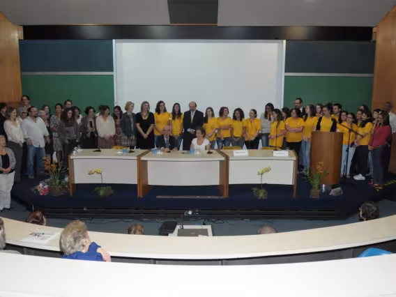 Encerramento com as homenagens a professores e funcionários, no Auditório do RDC. Fotógrafo Antônio Albuquerque. Acervo do Núcleo de Memória.