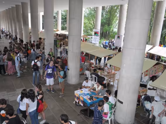 As tendas da exposição nos pilotis do Edifício da Amizade. Fotógrafo Antônio Albuquerque. Acervo do Núcleo de Memória.