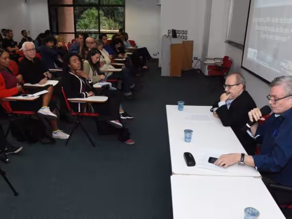 O Prof. Sergio Adorno (USP) e o Prof. Ricardo Ismael (CIS), no auditório do IAG. Fotógrafo Antônio Albuquerque.