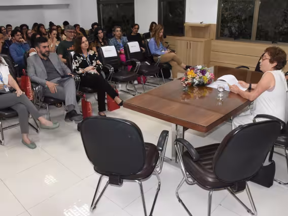 Palestra da profa. Terezinha Féres-Carneiro. Fotógrafo Antônio Albuquerque. 
