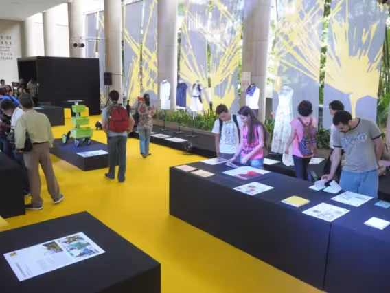 Exposição nos pilotis do Edifício da Amizade. Fotógrafo Antônio Albuquerque. Acervo Núcleo de Memória.