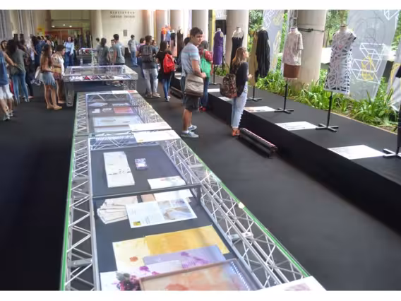 Exposição realizada nos pilotis do Edifício da Amizade. Fotógrafo Antônio Albuquerque. Acervo Núcleo de Memória.