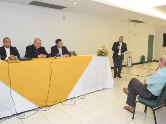 Dom Orani acompanha a apresentação do Prof. Pe. Leonardo Agostini Fernandes, diretor do Departamento de Teologia. Fotógrafo Antônio Albuquerque. Acervo Núcleo de Memória.