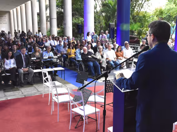 O Presidente da FPLF, pe. Roberto Barros Dias S.J., na abertura do evento. Fotógrafo Antônio Albuquerque.
