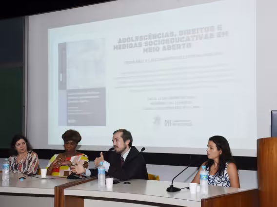 Mesa de abertura com a profa. Valéria Pereira Bastos (SER), Aline Souto Maior (Secretaria Municipal de Assistência Social e Direitos Humanos do Rio de Janeiro) e Rodrigo Azambuja (defensor público/RJ). Fotógrafo Antônio Albuquerque.