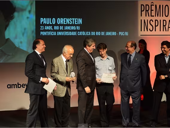 Paulo Orenstein recebe o prêmio ao lado de Roberto Civita. Fonte: divulgação do prêmio.