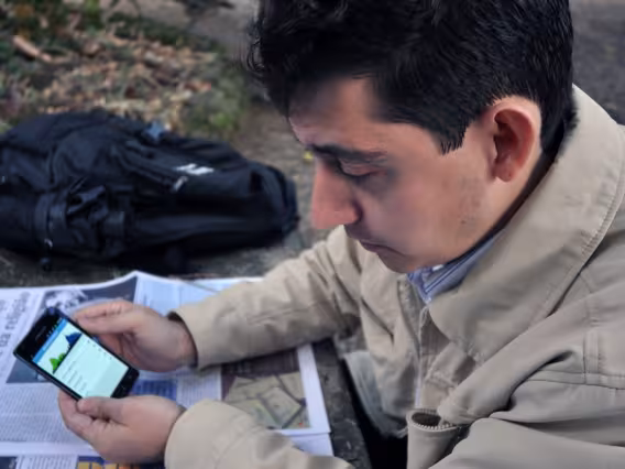 Marco Combat demonstra seu aplicativo. Fotógrafa Flavia Hasselman. Acervo do Projeto Comunicar.