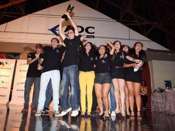 A equipe AeroRio comemora sua vitória. Fonte: divulgação do evento, www.saebrasil.org.br.