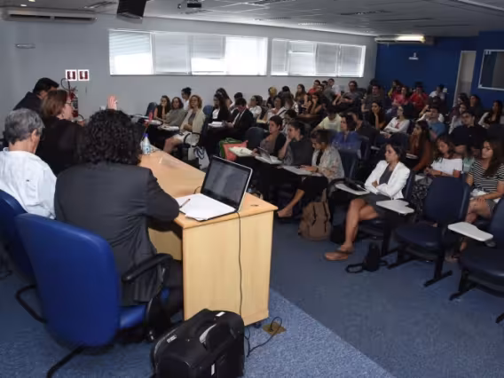 Mesa com palestrantes, e plateia, no auditório B8. Fotógrafo Antônio Albuquerque.