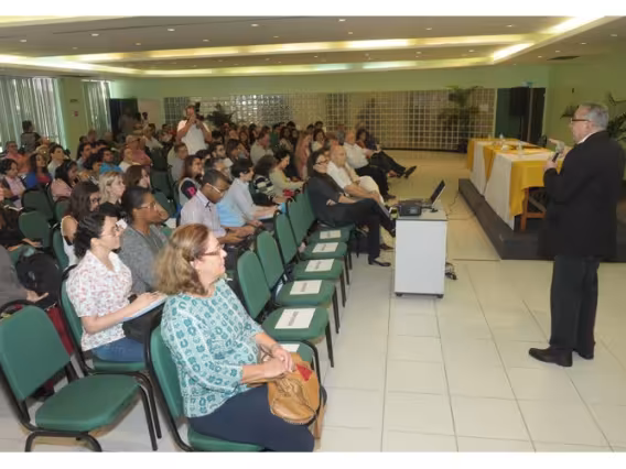 Palestra do Reitor, Prof. Pe. Josafá S.J., no Salão da Pastoral. Fotógrafo Antônio Albuquerque. Acervo Núcleo de Memória.