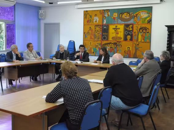 Assembleia realizada na sala do Conselho Universitário, com a presença do Vice-Reitor Prof. Pe. Ivern S.J. e da presidente da AaA, Andrea Ramal. Fotógrafo Antônio Albuquerque. Acervo do Núcleo de Memória.