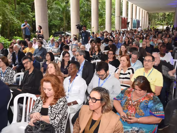 Plateia do evento, nos pilotis do Edifício da Amizade. Fotógrafo Antônio Albuquerque.