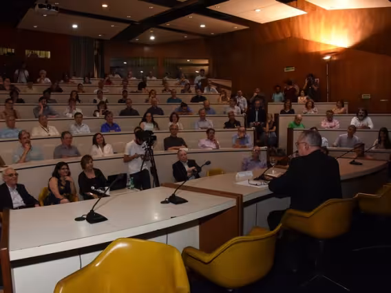 O Reitor Pe. Josafá S.J., na abertura da Assembleia Universitária realizada no auditório do RDC. Fotógrafo Antônio Albuquerque. Acervo Núcleo de Memória.