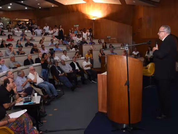 Apresentação do Reitor Pe. Josafá S.J., no auditório do RDC. Fotógrafo Antônio Albuquerque.