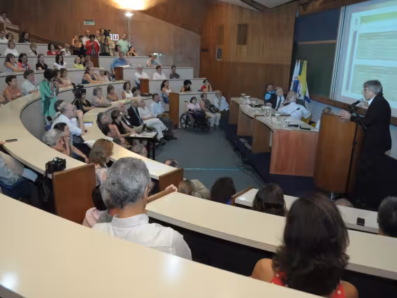 Apresentação do Vice-reitor Acadêmico Prof. José Ricardo Bergmann durante a Assembleia Universitária da PUC-Rio. Fotógrafo Antônio Albuquerque. Acervo do Núcleo de Memória.