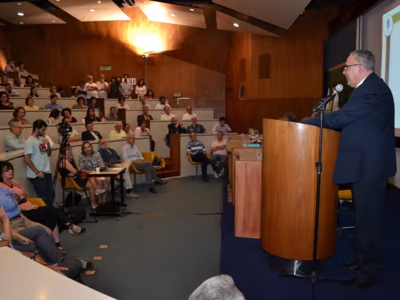 O Reitor Prof. Pe. Josafá S.J. apresenta seu balanço do ano de 2012, no Auditório do RDC. Fotógrafo Antônio Albuquerque. Acervo do Núcleo de Memória.