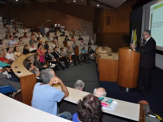 O Reitor Prof. Pe. Josafá S.J. apresenta o seu balanço das atividades da Universidade em 2013. Fotógrafo Antônio Albuquerque. Acervo do Núcleo de Memória.