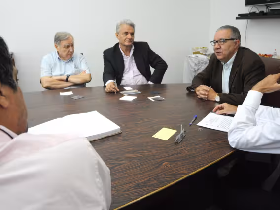 Assinatura do termo de doação de terreno no Tinguá. Fotógrafo Weiler Finamore Filho. Acervo do Projeto Comunicar.