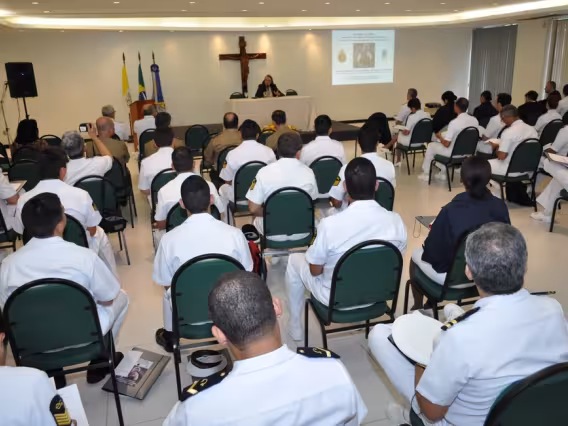 Palestra da Profa. Maria Clara Bingemer (TEO) no Salão da Pastoral. Fotógrafo Antônio Albuquerque. Acervo do Núcleo de Memória.