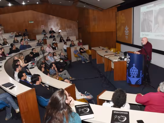 Aula com o prof. Kip Thorne, no auditório do RDC. Fotógrafo Antônio Albuquerque.