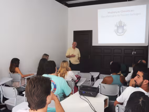 O Reitor Prof. Pe. Josafá Carlos de Siqueira S.J. durante aula inaugural do curso de Ciências Biológicas. Fotógrafo Bruno Pereti. Acervo do Projeto Comunicar.