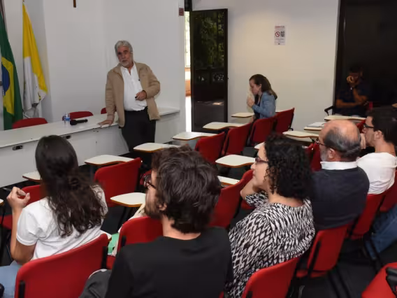 O Prof. Maurício Guedes, no auditório do IAG. Fotógrafo Antônio Albuquerque.