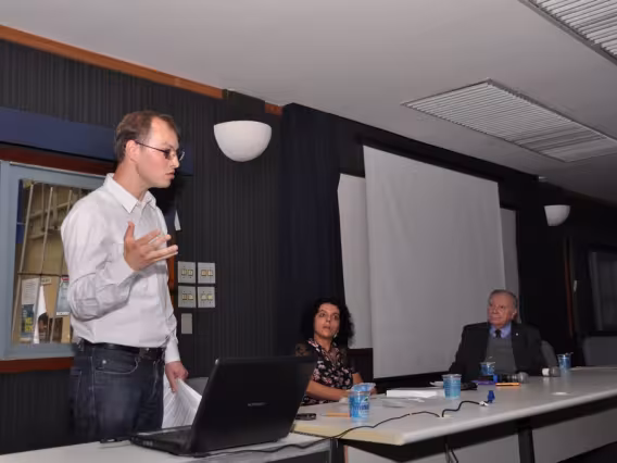 Mesa composta pelo palestrante, pela Profa. Maria Sarah da Silva Telles (SOC) e pelo Vice-Reitor Pe. Ivern S.J. Fotógrafa Flavia Espíndola. Acervo do Projeto Comunicar.