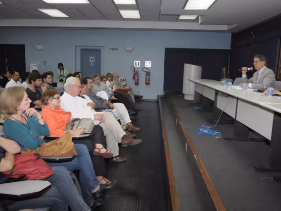 Apresentação do Prof. Gustavo Lins Ribeiro (UnB) no Auditório  Padre Anchieta. Fotógrafo Antônio Albuquerque. Acervo do Núcleo de Memória.