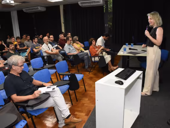 A profa. Jessica Rich, no evento realizado na sala K102. Fotógrafo Antônio Albuquerque.