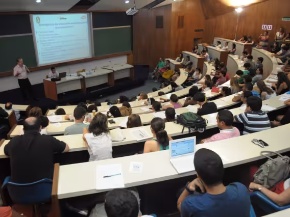 No auditório do RDC, apresentação do Prof. Carlos Vainer. Fotógrafo Antônio Albuquerque. Acervo do Núcleo de Memória.