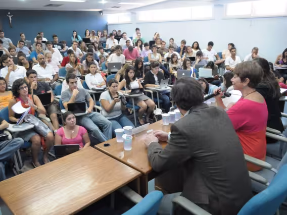 A profa. Julita Lemgruber durante a palestra no Auditório B6. Fotógrafo Antônio Albuquerque. Acervo do Núcleo de Memória.