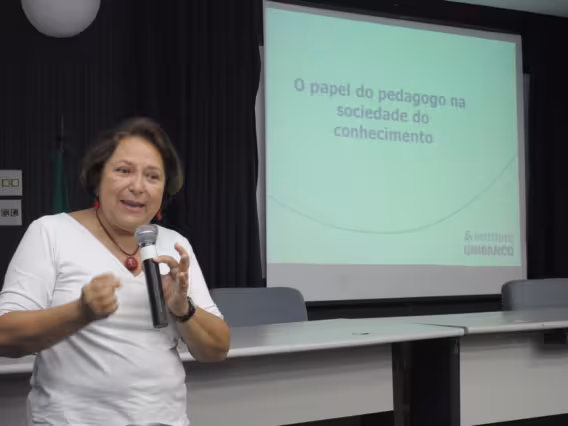 Wanda Engel durante a aula inaugural no Auditório Padre Anchieta. Fotógrafo Antônio Albuquerque. Acervo do Núcleo de Memória.
