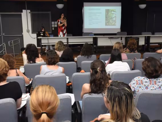 Palestra da Profa. Gisele Barreto da Cruz, no auditório Padre Anchieta. Fotógrafo Antônio Albuquerque.