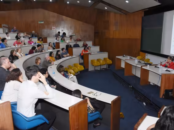 Apresentação da profa. Apparecida Mamede, no auditório do RDC. Fotógrafo Antônio Albuquerque.