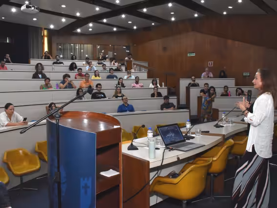 Fala de Céline Cousteau, no auditório do RDC. Fotógrafo Antônio Albuquerque.
