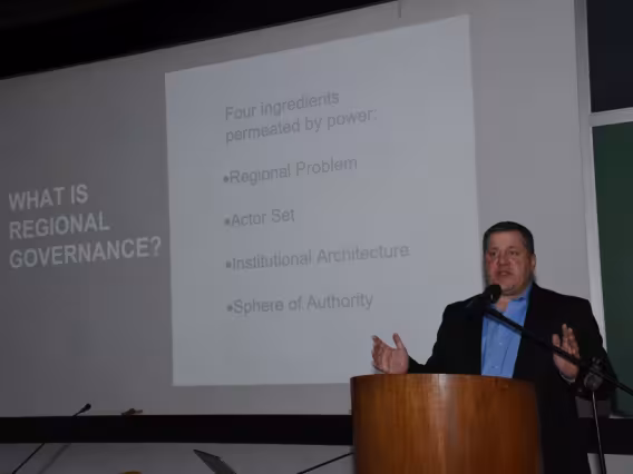 O Prof. Thomas Legler, no auditório do RDC. Fotógrafo Antônio Albuquerque.