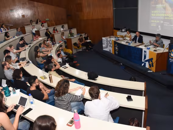 Na Mesa, a ex-Ministra Izabella Teixeira e o Vice-Reitor, pe. André Araújo S.J. Fotógrafo Antônio Albuquerque.