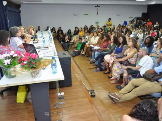 Mesa com palestrantes do evento realizado no Auditório Padre Anchieta. Fotógrafo Antônio Albuquerque. Acervo Núcleo de Memória.