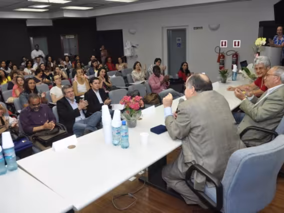 Fala do Decano do CCS Prof. Luiz Roberto Cunha na homenagem ao Prof. Augusto Sampaio.  Fotógrafo Antônio Albuquerque. Acervo Núcleo de Memória.