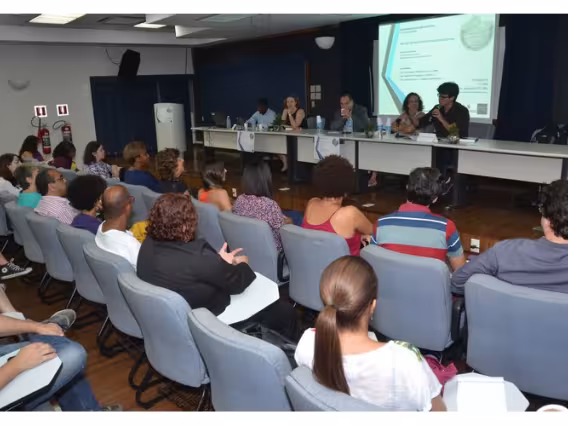 Mesa de abertura, com a presença do decano do CCS, Prof. Luiz Roberto Cunha, no auditório Padre Anchieta. Fotógrafo Antônio Albuquerque. Acervo Núcleo de Memória.