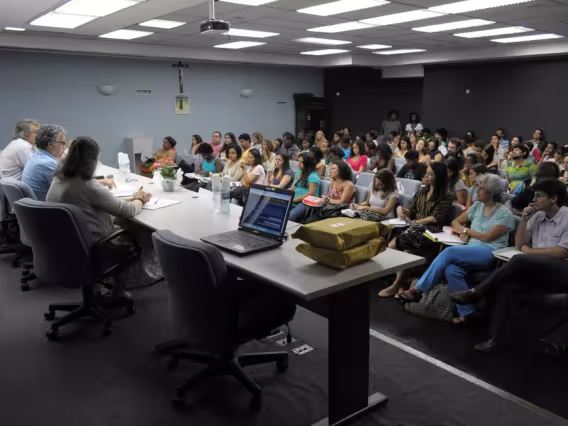 Palestrantes e platéia no Auditório Padre Anchieta. Fotógrafo Antônio Albuquerque. Acervo do Núcleo de Memória.