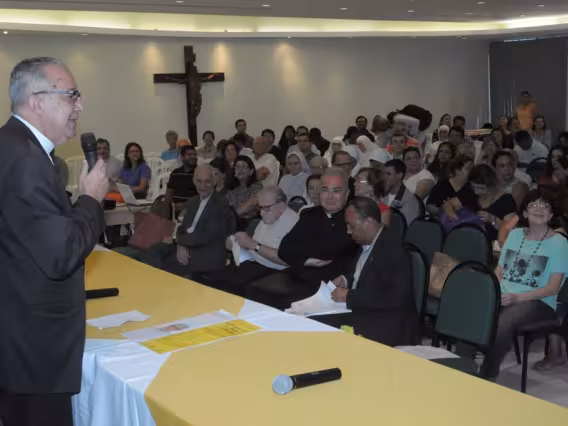 O Reitor Prof. Pe. Josafá na abertura do evento, realizado no Salão da Pastoral. Fotógrafo Antônio Albuquerque. Acervo do Núcleo de Memória.