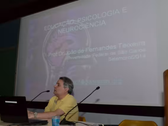 O Prof. João Fernandes Teixeira, no Auditório do RDC. Fotógrafo Antônio Albuquerque. Acervo Núcleo de Memória.