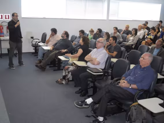 Fala do Prof. Rodrigo Penna Firme Pedrosa no Auditório B8. Fotógrafo Antônio Albuquerque. Acervo do Núcleo de Memória.