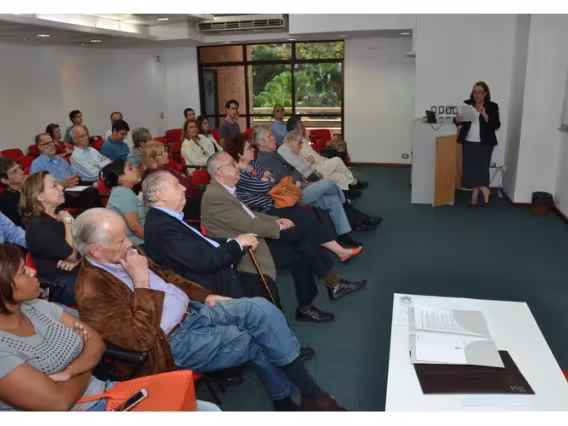 Aula Magistral da Profa. Maria Clara Bingemer, no Auditório Amex/IAG. Fotógrafo Antônio Albuquerque. Acervo Núcleo de Memória.