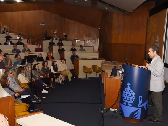 Aula do prof. Sidnei Paciornik, no auditório do RDC. Fotógrafo Antônio Albuquerque.