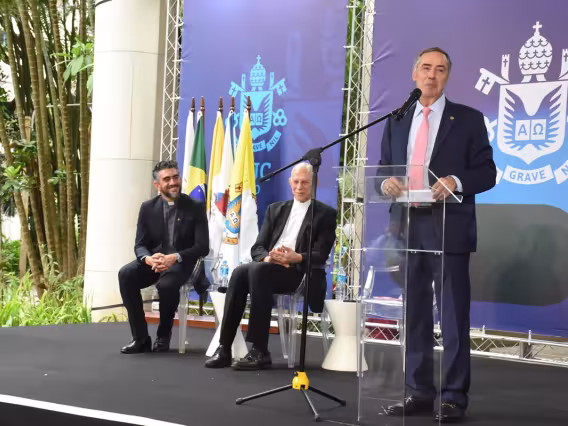 O Reitor pe. Anderson S.J., Dom Antonio Augusto Dias, representante do Cardeal Dom Orani, e o Ministro Luís Roberto Barroso. Fotógrafo Antônio Albuquerque.