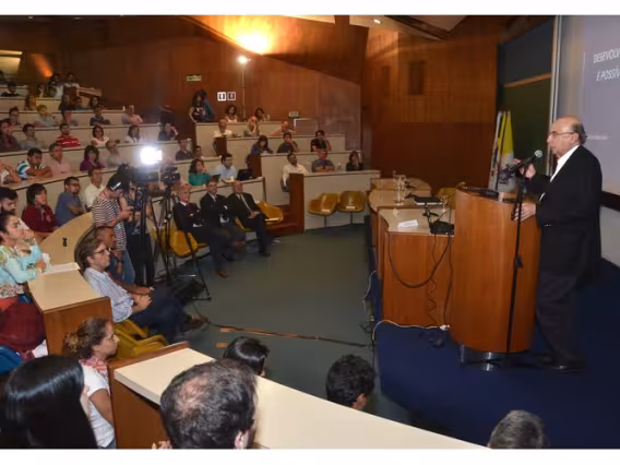 Palestra de Henrique Meirelles, no Auditório do RDC. Fotógrafo Antônio Albuquerque. Acervo Núcleo de Memória.