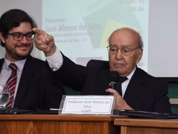 O Prof. Francisco de Guimaraens (JUR) e o Prof. José Afonso da Silva (USP), no auditório B6. Fotógrafo Antônio Albuquerque.