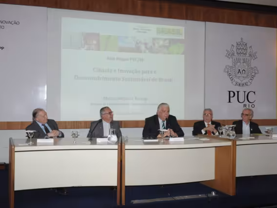 Mesa com o Vice-Reitor Pe. Ivern Simó S.J., o Reitor Prof. Pe. Josafá Carlos de Siqueira S.J., o Ministro Marco Antônio Raupp, o Secretário Estadual de C&T Alexandre Cardoso e o Presidente da Mantenedora da PUC-Rio Prof. Pe. Pedro Guimarães Ferreira S.J. Fotógrafo Antônio Albuquerque. Acervo do Núcleo de Memória.